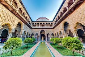 Along with the cathedral and archive of the indies, it is recognised as unesco world heritage. Die Real Alcazar In Sevilla Wissenswertes