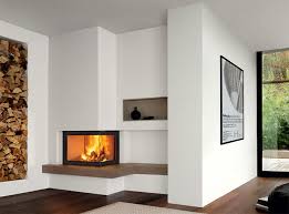 Il metallo viene ossidato con un procedimento artigianale. Camini Moderni O Camini Rustici Foto Rivestimento Camino Moderno