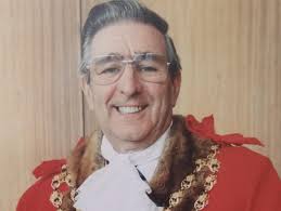 Sorry to learn of the death of Alan Kewley of Bath Road. A witty and  erudite gentleman often to be seen in his linen suit about town. Always a  cheery word and