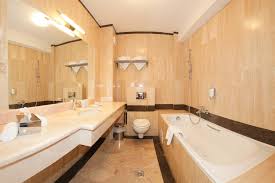 Hotelul sinaia este situat central, pe strada principală a pitoreștii stațiuni montane din. Despre Hotel CumpÄƒtu Sinaia