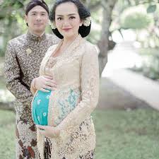 Tetamu tidak boleh memakai baju berwarna hitam atau helap. Kata Siapa Bumil Nggak Bisa Pakai Kebaya Kece Cek Dulu Nih 11 Inspirasi Kebaya Pastel Di Sini