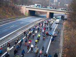 2009 hat trommer erstmals eine demo gegen die a100 angemeldet. Demo Berlin Heute Aktivisten Seilen Sich Von Autobahnbrucke Ab Berliner Morgenpost