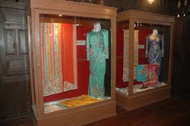 Barangan kraf tangan buatan rakyat tempatan bukan sahaja bermutu bahkan harga yang ditawarkan amat berpatutan. Perbadanan Muzium Negeri Kelantan Muzium Kraftangan