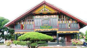 Rumoh aceh berbentuk rumah panggung dengan ketinggian sekitar 3 meter dari permukaan tanah. Nama Rumah Adat Aceh Penjelasan Gambarnya
