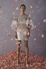 Wes gordon has been working at carolina herrera for a year, but resort is his first collection since the house founder stepped into an ambassadorial role. Carolina Herrera La Mascara Studio