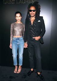 Леона́рд а́льберт «ле́нни» кра́виц (англ. Zoe Kravitz Teases Dad Lenny Kravitz Over Shirtless Photo Feeding His Dogs Hollywood Life