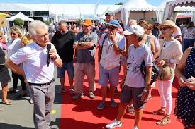 Jeanpierre descombes is known for sculpture. A 72 Ans Jean Pierre Descombes Continue D Animer La Foire Exposition De La Rochelle Actu La Rochelle