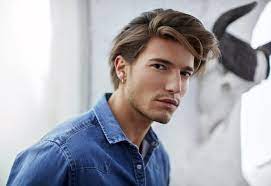 Tagli di capelli in stile militare, altri invece con delle rasature che riportano delle pettinature vintage e che costituiscono il corollario dei … Tagli Di Capelli Maschili Piu Popolari Corti E Lunghi Archzine It