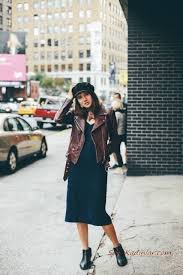 2020 Bayan Sapka Kombinleri Mavi Kot Pantolon Siyah Kazak Mavi Kot Ceket Siyah Sapka Kisa Deri Bot Siyah Kazak Moda Stilleri Moda Trendleri