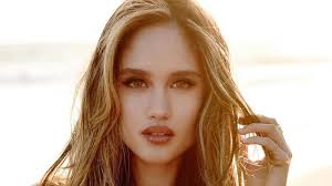 Potret Seru Cinta Laura Nongkrong di Warteg Bareng Derby Romero, Banjir  Pujian