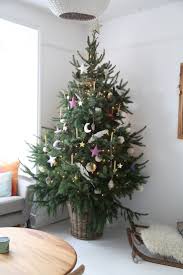 33 Small Christmas Tree Decor With Lighting Ideas Homeridian Com Small Christmas Trees Decorated Real Christmas Tree Small Christmas Trees
