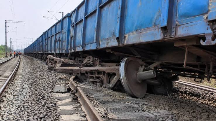 Train Accident: पलामू में बड़ा रेल हादसा, 12 डिब्बे पटरी से उतरे, एक  एक्सप्रेस समेत 6 ट्रेनें होंगी प्रभावित
