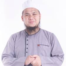 Seorang lelaki bertindak menepis tangan dua individu lain yang cuba menyelamatkannya sebelum terjun dari tingkat 12 sebuah pangsapuri, di jalan loke yew, kuala lumpur di sini hari ini. Lew Playboard