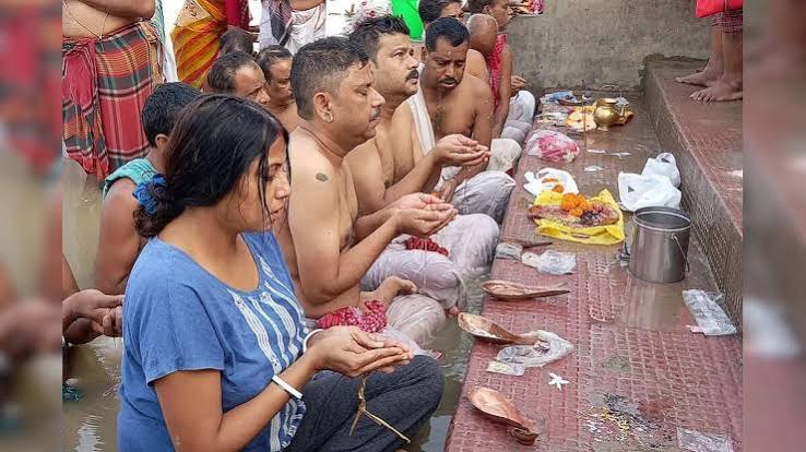 মহালয়া উপলক্ষে পিতৃপুরুষের উদ্দেশ্যে তর্পনের জন্য গঙ্গার ঘাটে ঘাটে লক্ষ্য করা গেল ভিড় | Mahalaya morning: On the occasion of Mahalaya crowd was noticed at the Ganges Ghats for ...