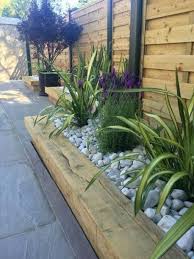 Creating Garden Edges For Borders And Beds Gosouth Courtyard Gardens Design Low Water Gardening Small Courtyard Gardens
