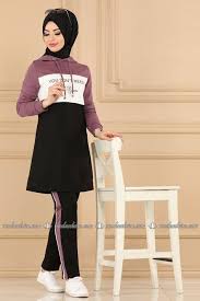 Yazi Baskili Tesettur Takim 2089sl432 Siyah Lila Moda Selvim Moda Kiyafetler Moda Moda Stilleri