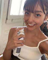 岡副麻希さんのインスタグラム写真 - (岡副麻希Instagram)「🍍﻿ こんにちは！﻿ 夏日和！太陽燦々〜😚👒🍹﻿ ﻿  私は炭酸を飲むのも、﻿ 浴びるのも好きです🥰💓💓﻿ あと夏の#ミスト もだいすき😌❣﻿ ﻿ ﻿ #全身ミストはスポット探さなきゃ ﻿  #顔だけなら#持ち運び﻿ #炭酸#化粧 ...