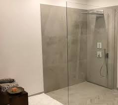 Closeup große weiße spüle mit glas im badezimmer. Walk In Dusche Mit Freistehendem Glas Kreative Ideen Fur Ihr Bad