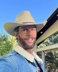 Augie had to deal with my Brokeback drag all week in Aspen. 🏔️🤠❤️