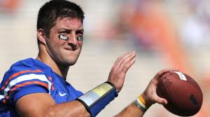 Welches team würde ohne verschmelzen bestimmten spieler ziemlich betagt aussehen? Football Spieler Tim Tebow Tebow Trifft Seinen Entdecker Sport Sz De