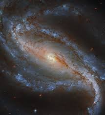 Se estima que el diámetro de la galaxia es de 62 000 años luz. What Is Barred Spiral Galaxy