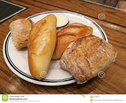 Assortiment De Differents Types De Pain Francais Comme Service De Garniture Avec Du Beurre Sale Sur La Table Pain De Foyer Sur P Photo Stock Image Du Table Garniture 87799974