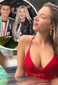 Pemain asal portugal itu akan memperkuat lini belakang manchester city setelah diboyong dari juventus. Juventus Star S Stunning Girlfriend Revealed After Agreeing Terms With Man City Daily Star