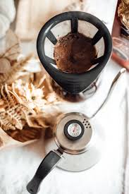 Künstlerische deko kerze origineller form ist aus paraffin und aromaölen gefertigt, deswegen riecht sie sehr angenehm. Diy Kaffee Kerze Fur Einen Kuscheligen Herbst Mit Gratis Etikett Zum Ausdrucken Titatoni