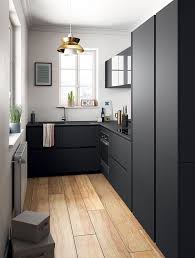 Holzboden Kombiniert Mit Einer Eleganten Modernen Kuche Kuchen Design Kuche Schwarz Kuchen Design Ideen