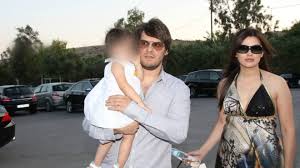 Πως θα την βγάλω αυτή την νύχτα πες μου πως θες να την βγάλω που καίω το 'να το τσιγάρο πάνω στο άλλο. Panos Kiamos O Xwrismos Meta Apo 12 Xronia Gamoy O 8anatos 8aymasth Poy Ton Tsakise Kai Ta Megala Toy La8h Makeleio Gr