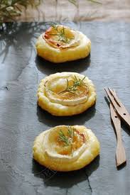 Tartelettes Feuilletees Au Chevre Au Miel Et Au Romarin Pour L Aperitif Recettes De Cuisine Recette Cuisine Et Boissons