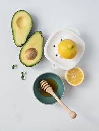 Ce masque visage maison stimule la circulation sanguine et tonifie les tissus de la peau. Diy Beaute Faire Un Masque Hydratant A L Avocat Et Au Miel Marie Claire