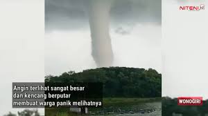 Tak sampai 15 menit, 'tornado' menghilang. Jctk8i2ps Uprm