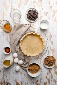 1 refrigerated pie crust 6 ounces pecans, coarsely chopped and toasted (about 1 1/2 cups) 6 ounces chocolate chips 1 cup light corn syrup ½ cup granulated sugar ½ cup dark brown sugar, firmly packed ¼ cup maker's mark bourbon 4 large. Kentucky Derby Chocolate Bourbon Walnut Pie Brown Eyed Baker
