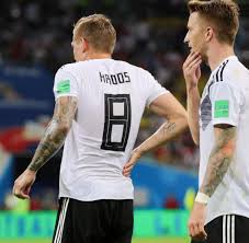 Der mann für die großen momente. Wm 2018 Deutschland Schweden Toni Kroos Marco Reus Vor Dem Freistoss Welt