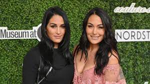 Nikki y brie bella comentaron que les gustaría volver a wwe en algún momento, pues quieren que sus este domingo, artem chigvintsev y nikki bella compartieron a los fanáticos la feliz noticia del. Blitz Verlobung Und Baby Brie Bella Verstand Nikki Nicht Promiflash De