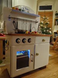 Kinderküche aus einem alten nachtschrank selber bauen via. Janija Und Was Gab S Unter M Weihnachtsbaum Kinderkuche Kinderkuche Selber Bauen Spielkuche