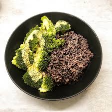 Riz Noir Brocolis Vapeur Avec Une Sauce Vegetale Au Curry Mary Capelle