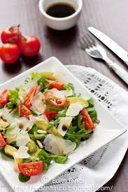 O gustare perfecta pentru zilele de post. Salata Cu Avocado Parmezan Si Rosii Edith S Kitchen
