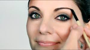 Las personas de raza blanca que tienen una piel clara con pecas o que se quema fácilmente, ojos azules o verdes, y cabello naturalmente rojo o rubio tienen un riesgo especialmente alto. Destacar Ojos Verdes O Claros Bobbi Brown Maquillaje Luminoso Eres La Estrella Youtube