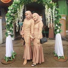Referensi model kebaya batik modern berbagai model dan style simple, hijab, muslim, untuk pesta dan terbaru 2021 , yuk cek sekarang hijabtuts.com❤️. Kebaya Satin Modern Hijab Online