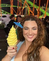 Jana Sanders's Instagram, Twitter & Facebook