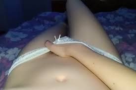 Целка мастурбирует в перископе