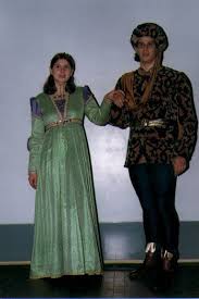 Get it as soon as fri, feb 12. Costumi Rinascimentali Del 1400 La Linea Degli Abiti Non E Piu Influenzata Dallo Stile Gotico In Ital Abbigliamento Rinascimentale Costume Rinascimentale Moda