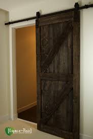 Porte Coulissante En Bois De Grange Avec Le Magnifique Design En Z Rustic Doors Basement Furniture Interior Deco