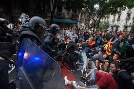 L'1 d'octubre ja s'acosta i a causa de la censura i la persecució de drets democràtics fonamentals com són la llibertat d'expressió (tancament de pàgines web, requises de cartells.) i la llibertat de correspondència (vulnerant així la privacitat). Victorias Y Derrotas Del 1 De Octubre Catalunya Plural