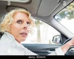 Donna, driver, auto, prestando attenzione, sterzo, guida, girare, girando,  residenziali, area, ruota, femmina, il sedile, la cintura di sicurezza Foto  stock