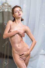 Schöne Mädchen Nackt Körper Posiert Lizenzfreie Fotos, Bilder Und Stock  Fotografie. Image 68786137.