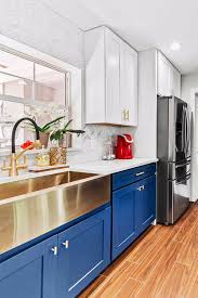 We Re Gearing Up To Celebrate The 4th In Style With This Midcentury Modern Kitchen Featuring O Kitchen Design Small Mid Century Modern Kitchen Modern Kitchen