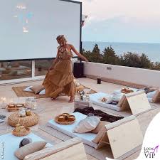 La bellissima presentatrice e conduttrice di moltissimi canali televisivi alessia marcuzzi, è una delle showgirl più amate e apprezzate nel mondo dello spettacolo. Alessia Marcuzzi E Il Cinema Romantico Sul Terrazzo Look Da Vip